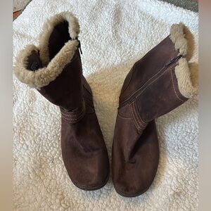 Earth spirit suede boots with 2 buckles and fur outline (size 11) women